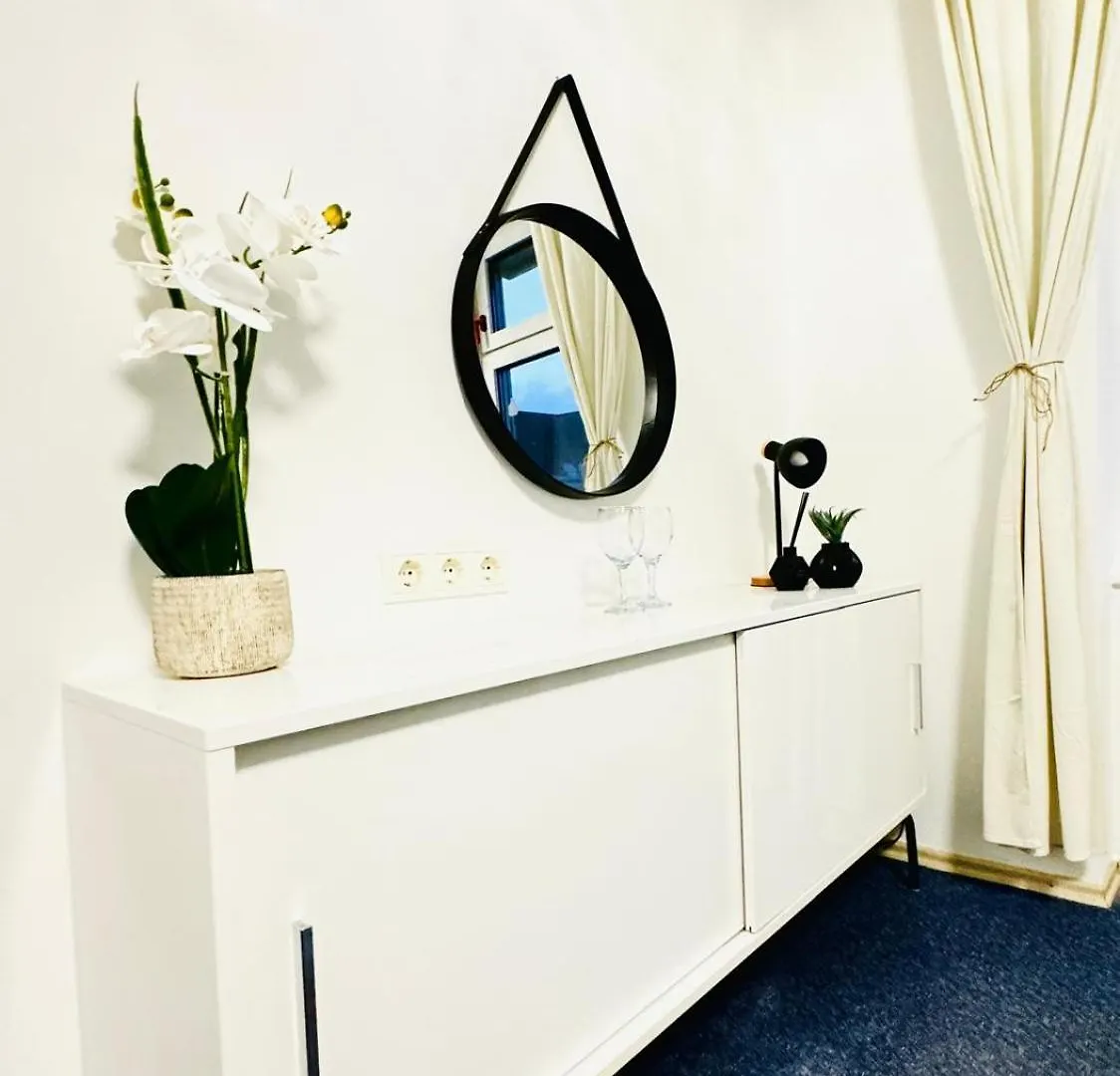 Bright Stay, 7Br Shared Apt Only 13Min To Belvedere Palace Vienna Apartment