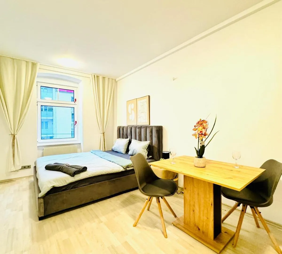 Bright Stay, 7Br Shared Apt Only 13Min To Belvedere Palace Vienna 0*,
